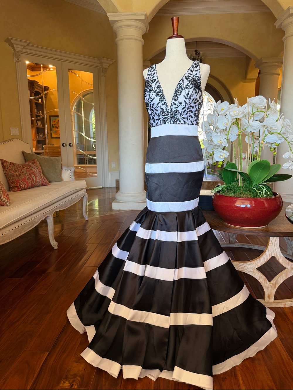 Nina Canacci Black & White Beaded Mermaid Gown Size 4 NWT Style 1359